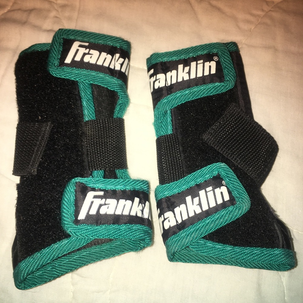 💞 $4 sale (these items must go) Franklin wrist guards pair: youth small